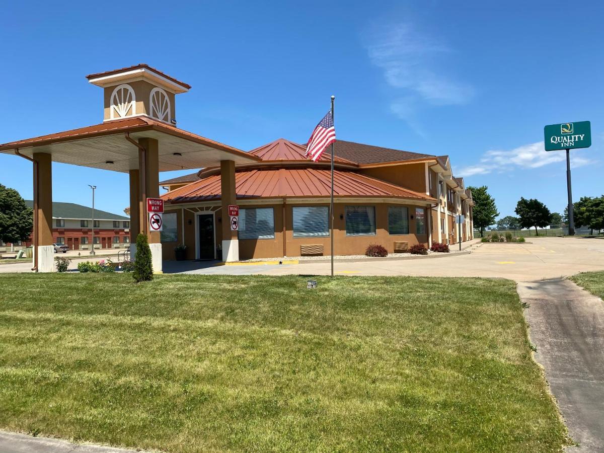Quality Inn Morton At I-74 Exterior photo